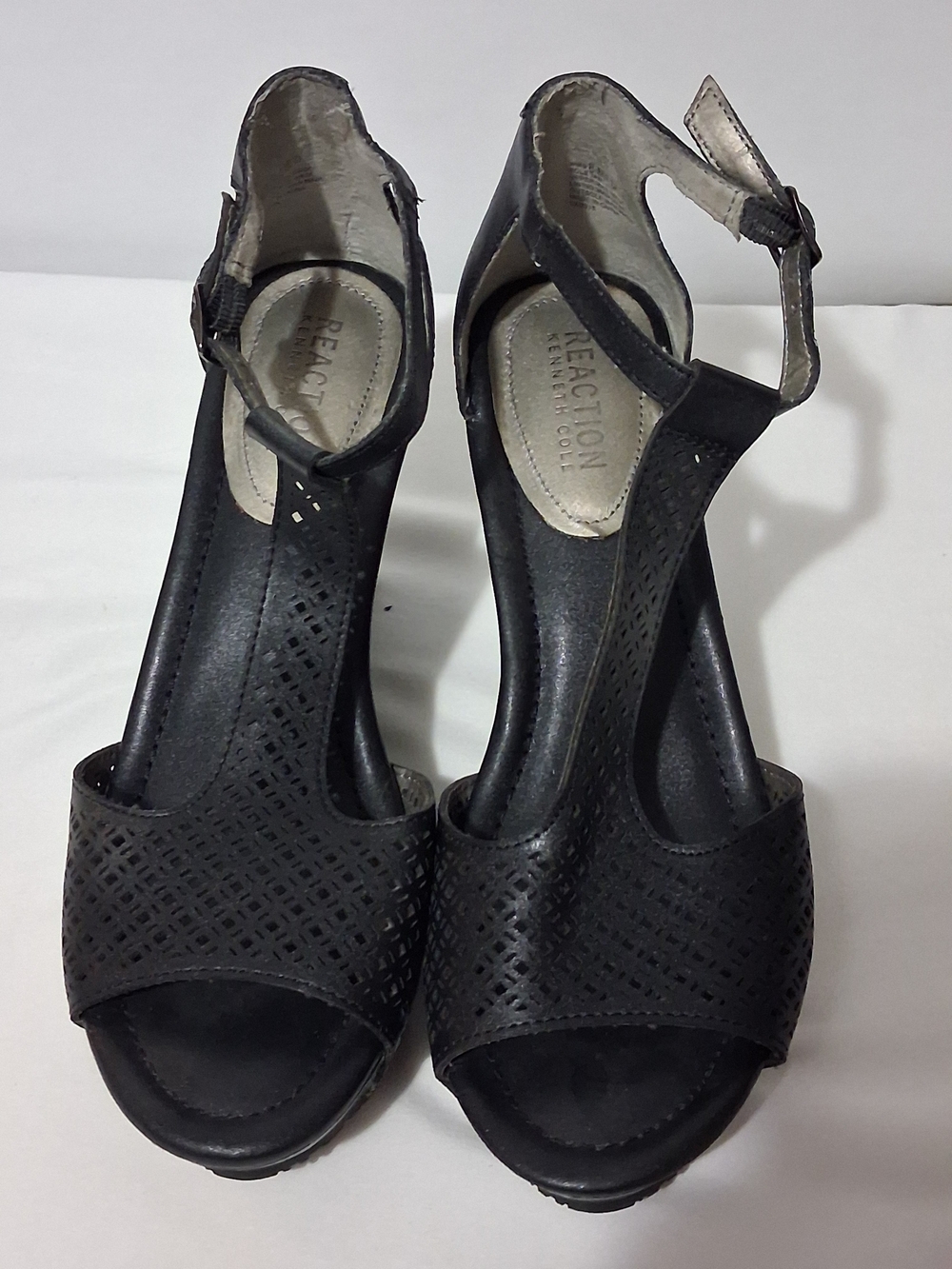 Kenneth Cole Reaction Black Gracie Wedge Perforated T-Strap Sandal Size 8 M